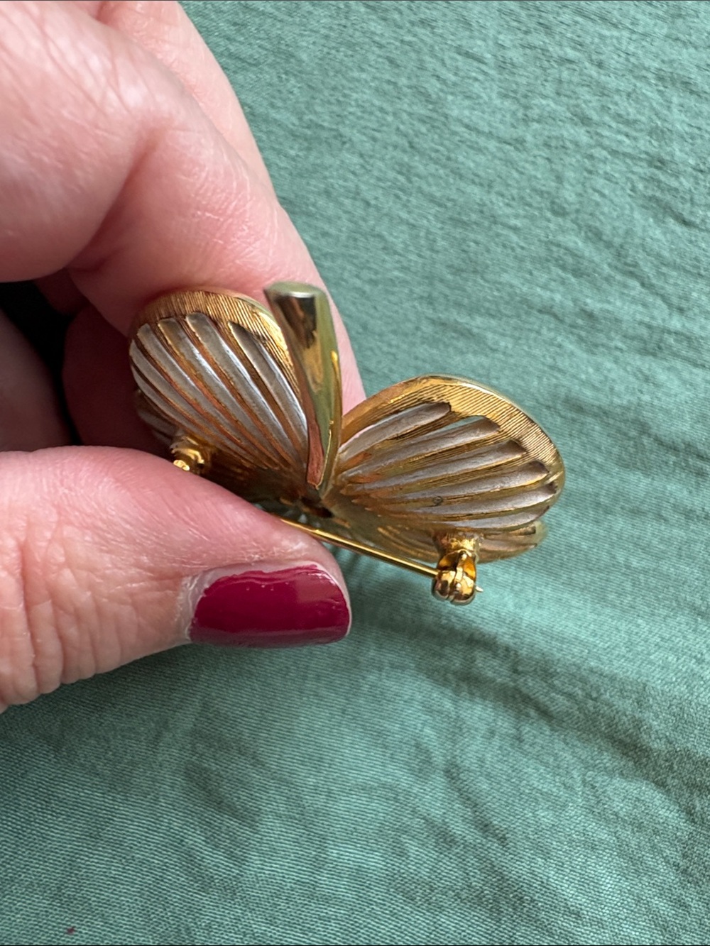 Monet White and Gold Enamel Flower Brooch - Picture 9 of 13